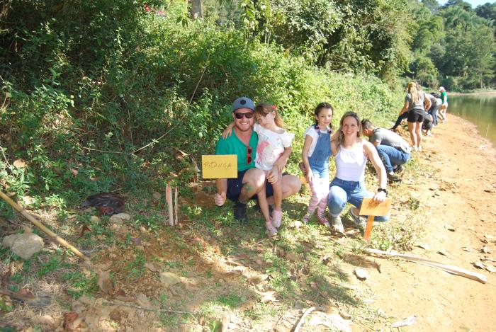 Entre o gesto e a compreensão: o que estamos ensinando às nossas crianças